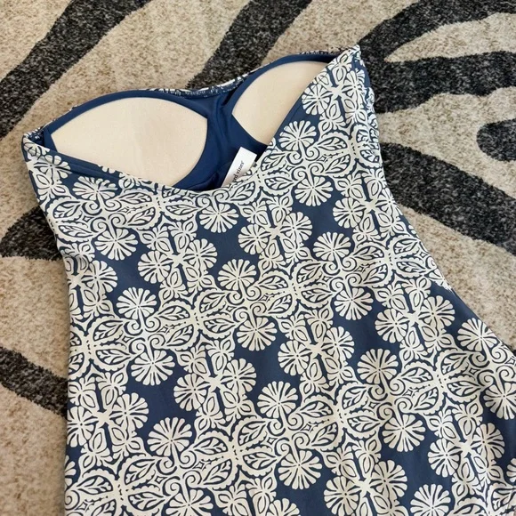 NWOT Vineyard Vines Mirrored Leaves Strapless Swim Suit M - Picture 3 of 4